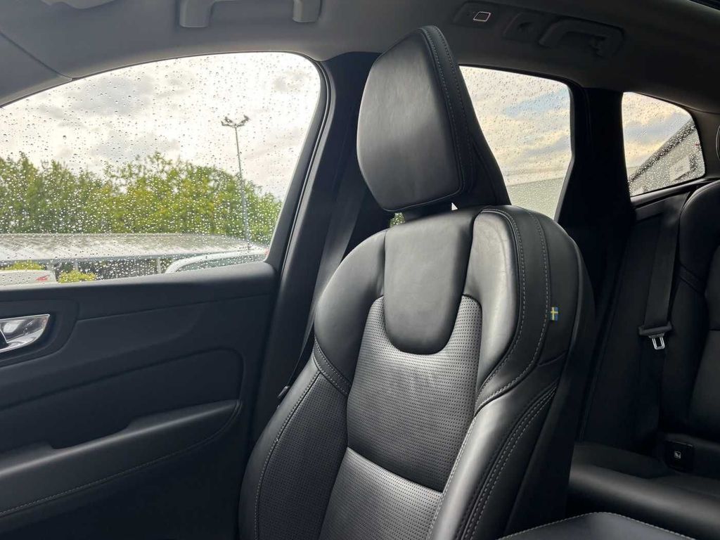 Volvo XC60 2023 г. Красный, пробег 59831 км