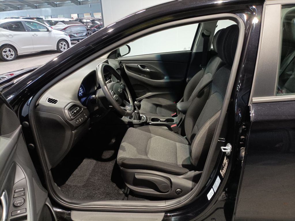 Hyundai i30 2023 г. Чёрный, пробег 40318 км
