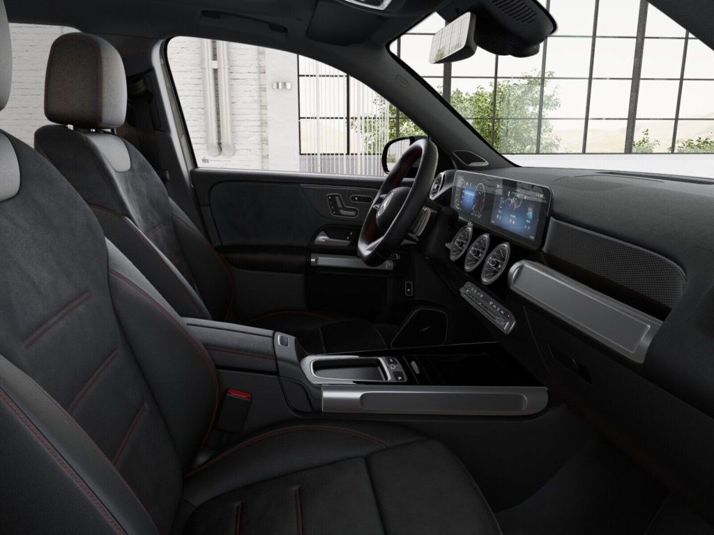 Mercedes-Benz GLB 200 2026 г. Серый, пробег 9768 км