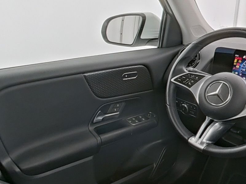 Mercedes-Benz GLB 180 2025 г. Белый, пробег 36400 км