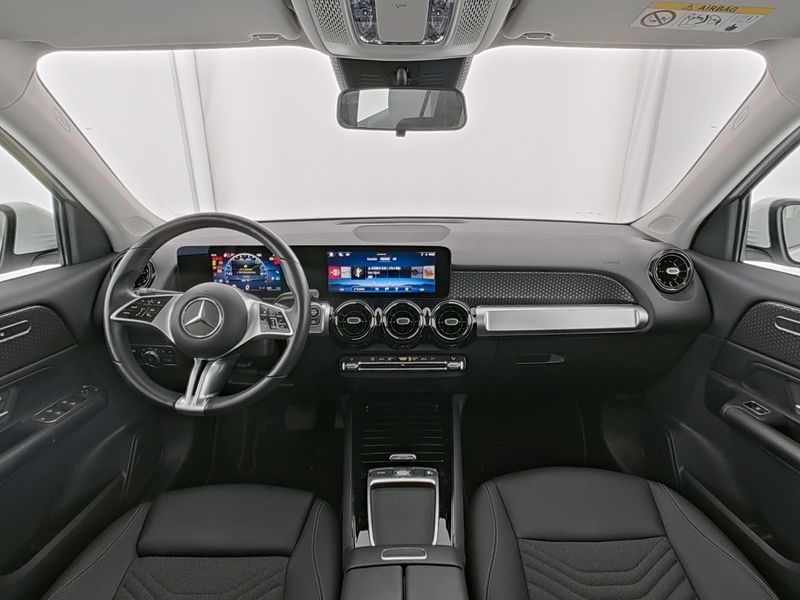 Mercedes-Benz GLB 180 2025 г. Белый, пробег 36400 км