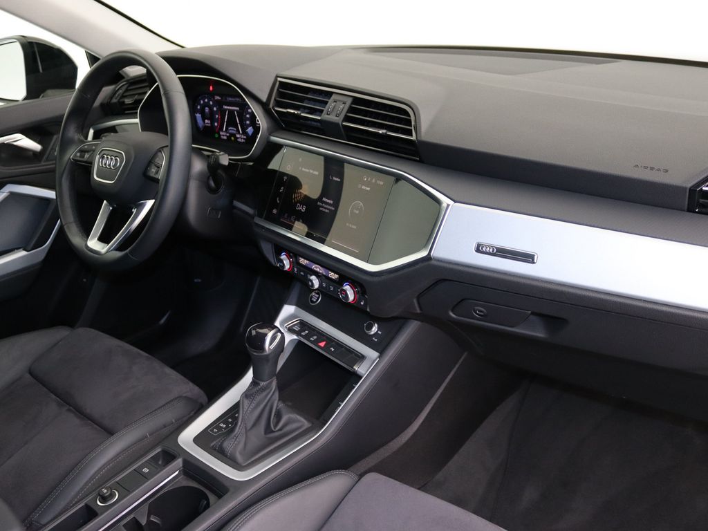 Audi Q3 2023 г. Чёрный, пробег 32427 км