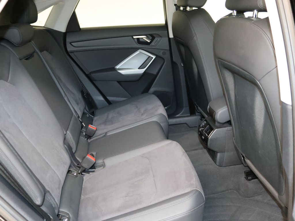 Audi Q3 2023 г. Чёрный, пробег 32427 км