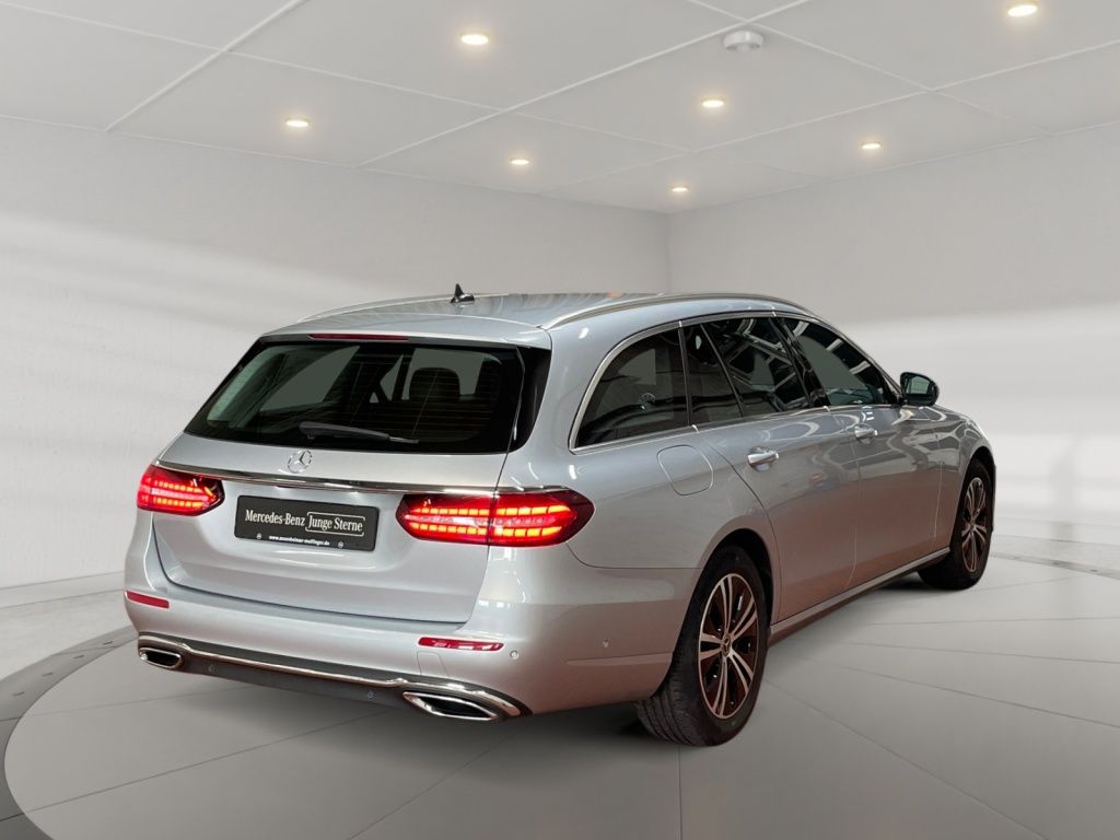 Mercedes-Benz E 220 2023 г. Серебристый, пробег 44178 км