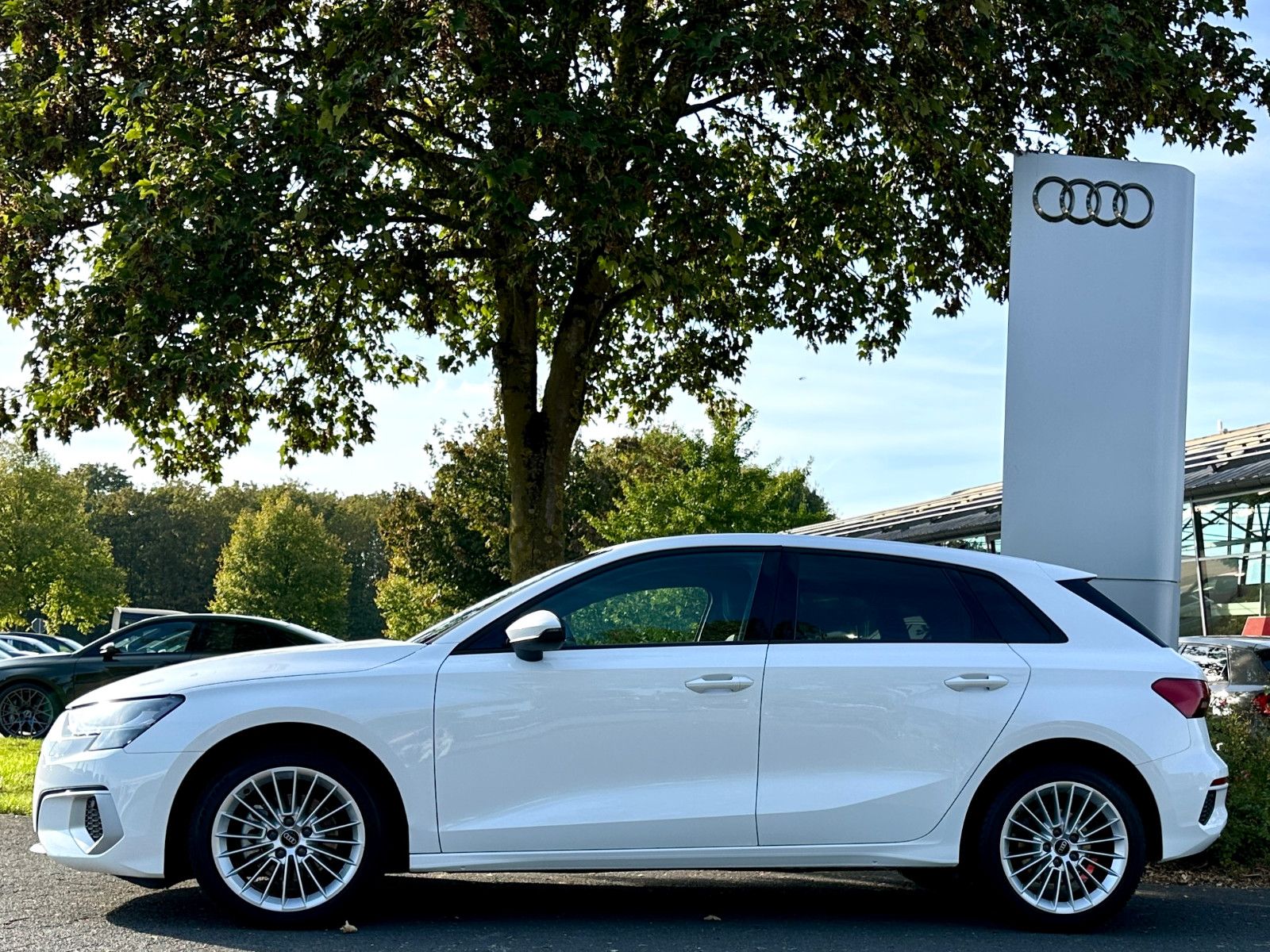 Audi A3 2023 г. Белый, пробег 32290 км