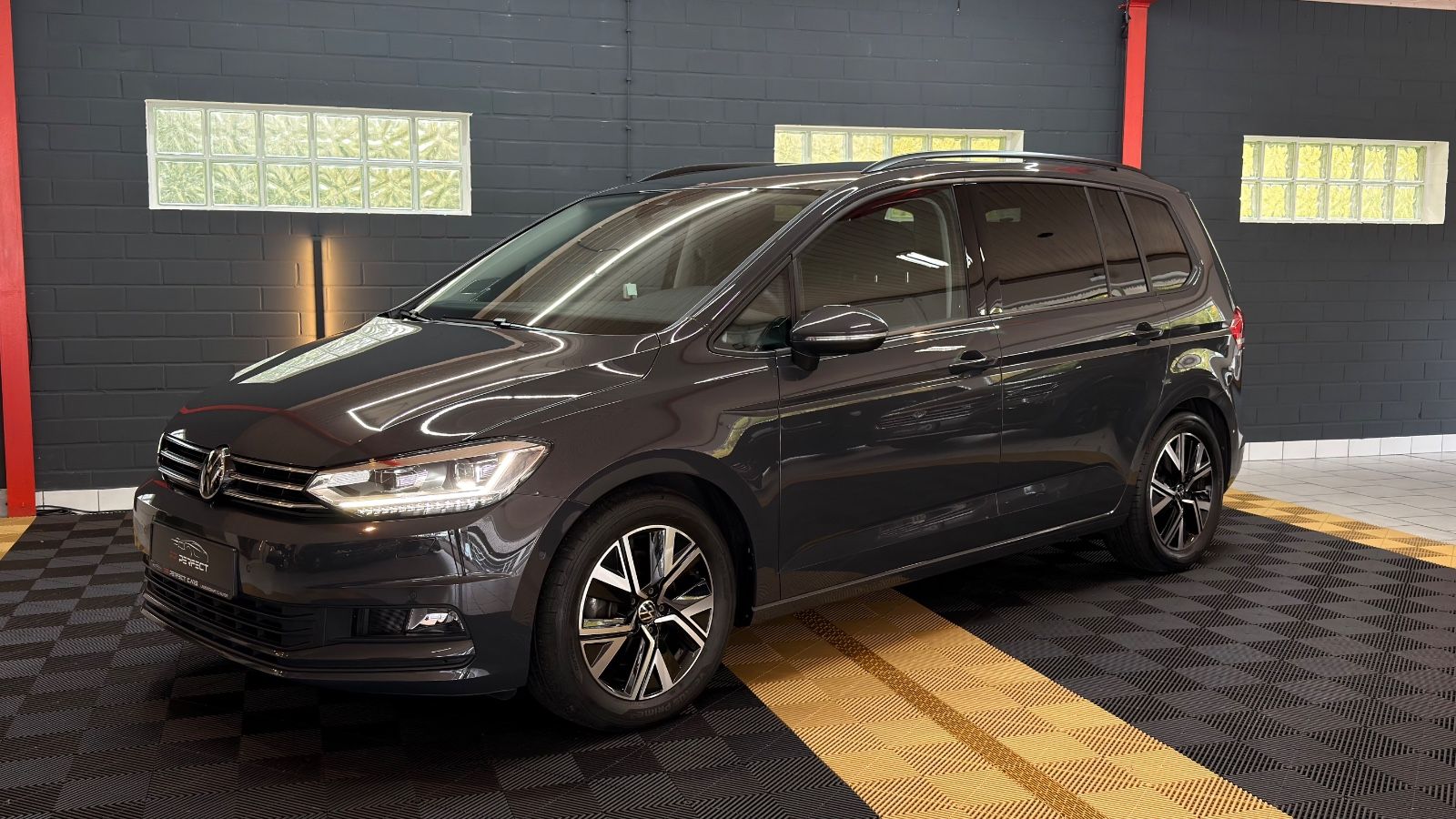 Volkswagen Touran 2025 г. Серый, пробег 38000 км