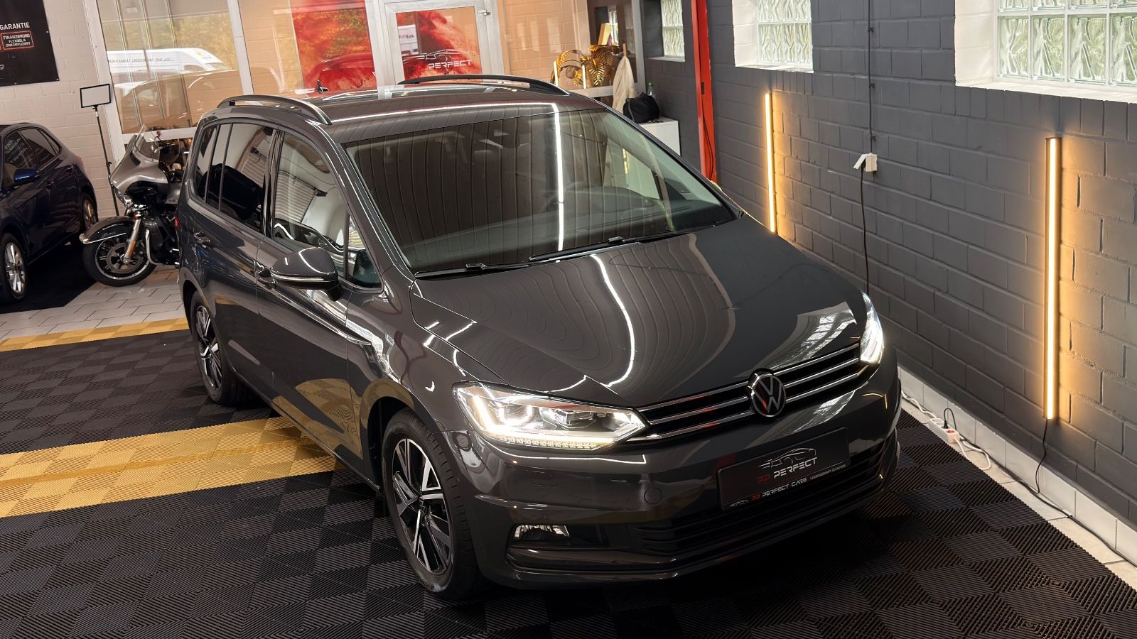 Volkswagen Touran 2025 г. Серый, пробег 38000 км