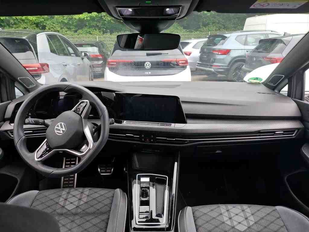 Volkswagen Golf 2024 г. Серый, пробег 22700 км