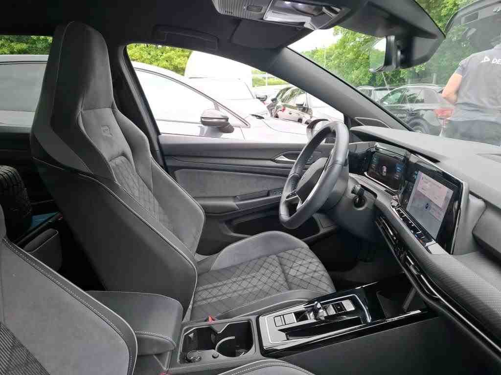 Volkswagen Golf 2024 г. Серый, пробег 22700 км