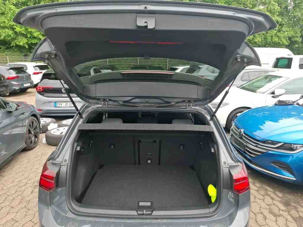 Volkswagen Golf 2024 г. Серый, пробег 22700 км