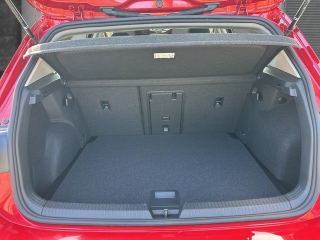 Volkswagen Golf 2023 г. Красный, пробег 22148 км