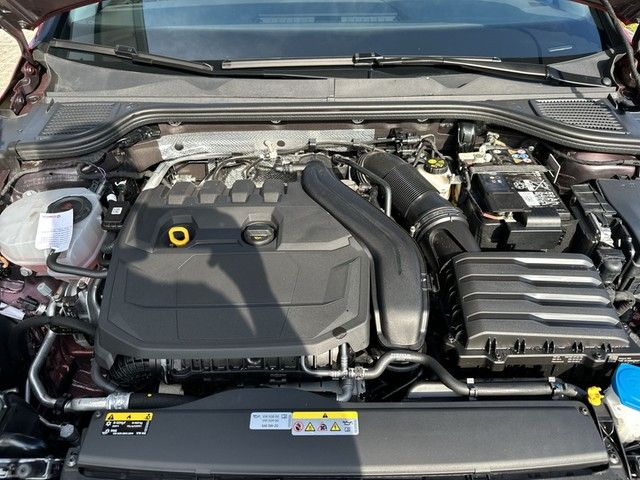 Volkswagen Golf 2023 г. Красный, пробег 22148 км
