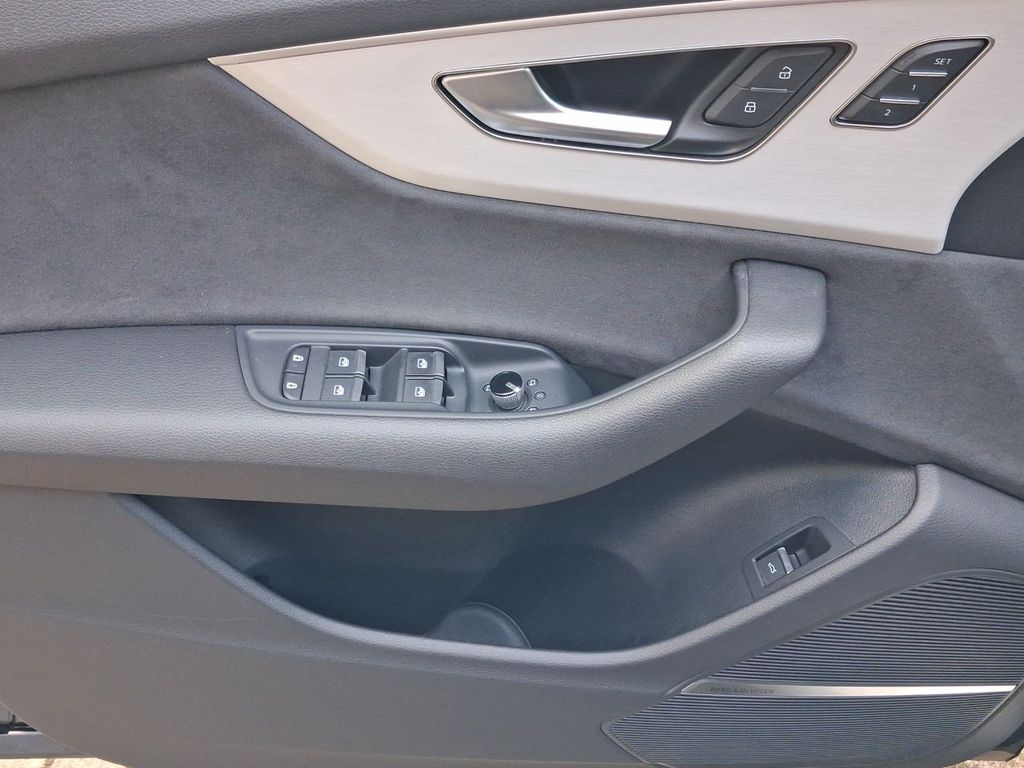 Audi Q8 2023 г. Чёрный, пробег 46708 км