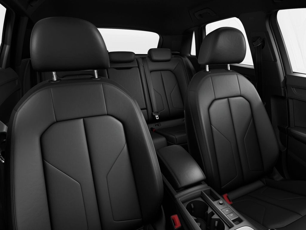 Audi Q3 2024 г. Чёрный, пробег 45300 км