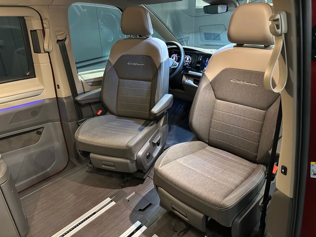 Volkswagen T7 CALIFORNIA 2025 г. Красный, пробег 18000 км