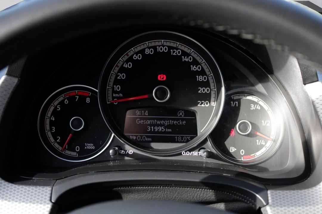 Volkswagen up! 2023 г. Серый, пробег 31940 км