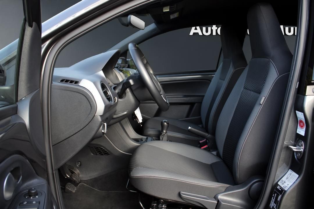 Volkswagen up! 2023 г. Серый, пробег 31940 км