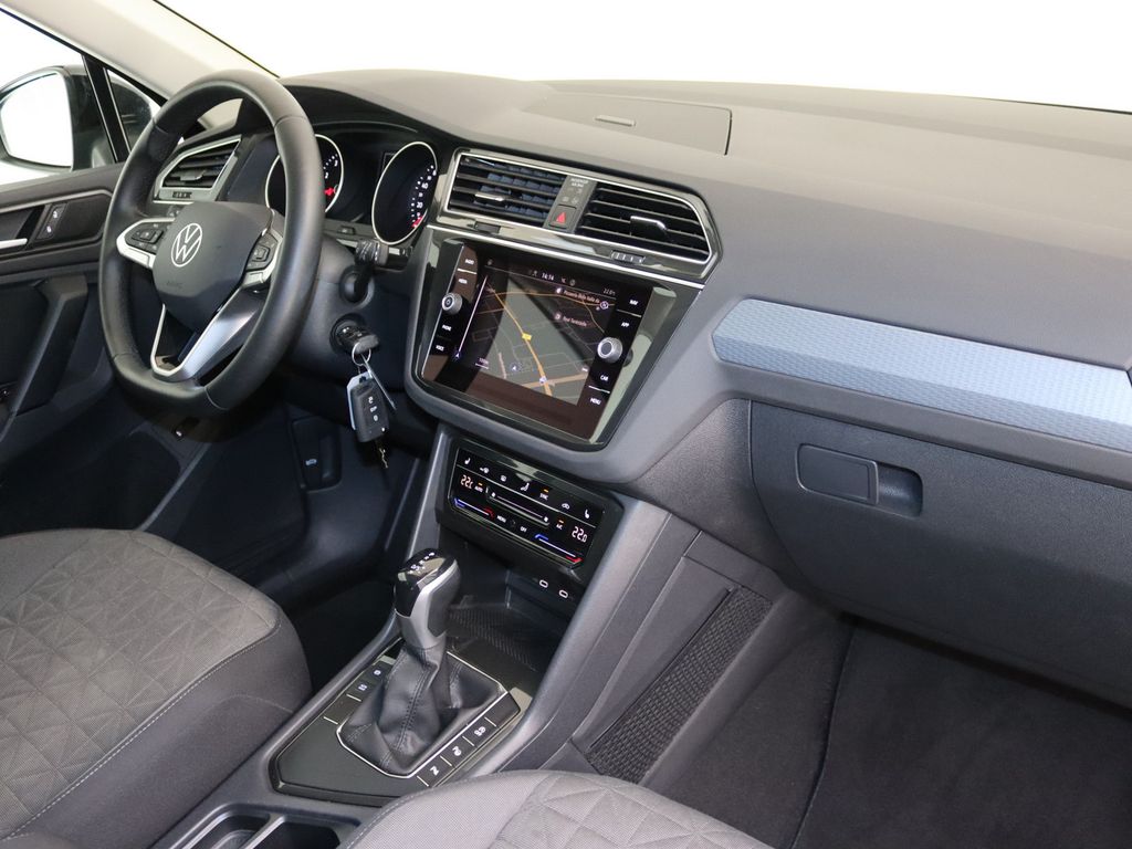 Volkswagen Tiguan 2023 г. Чёрный, пробег 58642 км