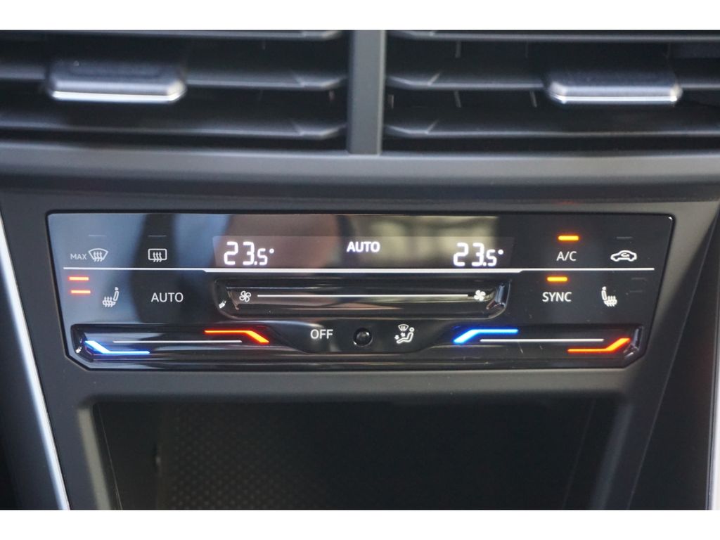 Volkswagen Polo 2023 г. Белый, пробег 21003 км