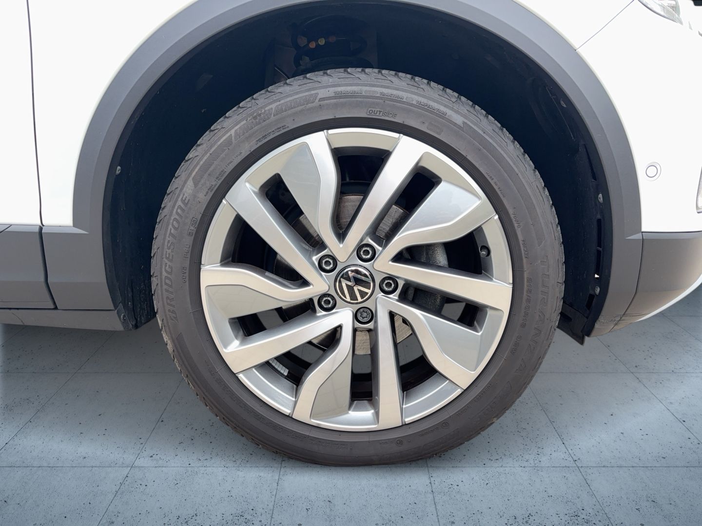 Volkswagen T-Roc 2023 г. Белый, пробег 51100 км