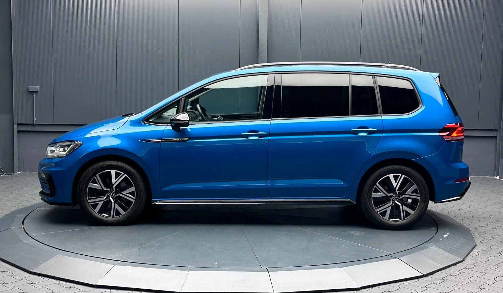 Volkswagen Touran 2023 г. Синий, пробег 59000 км
