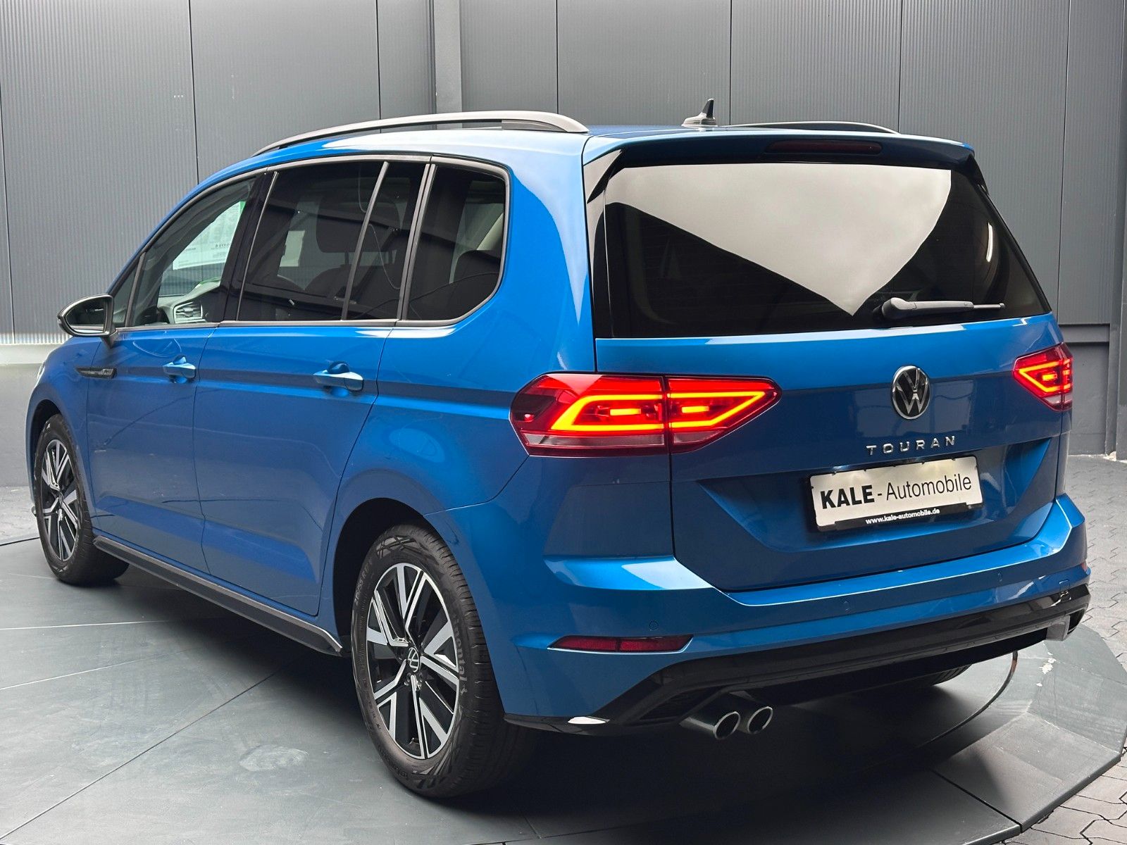 Volkswagen Touran 2023 г. Синий, пробег 59000 км