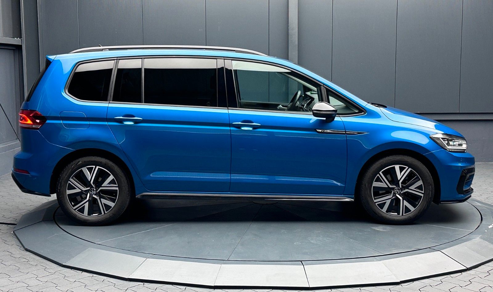 Volkswagen Touran 2023 г. Синий, пробег 59000 км