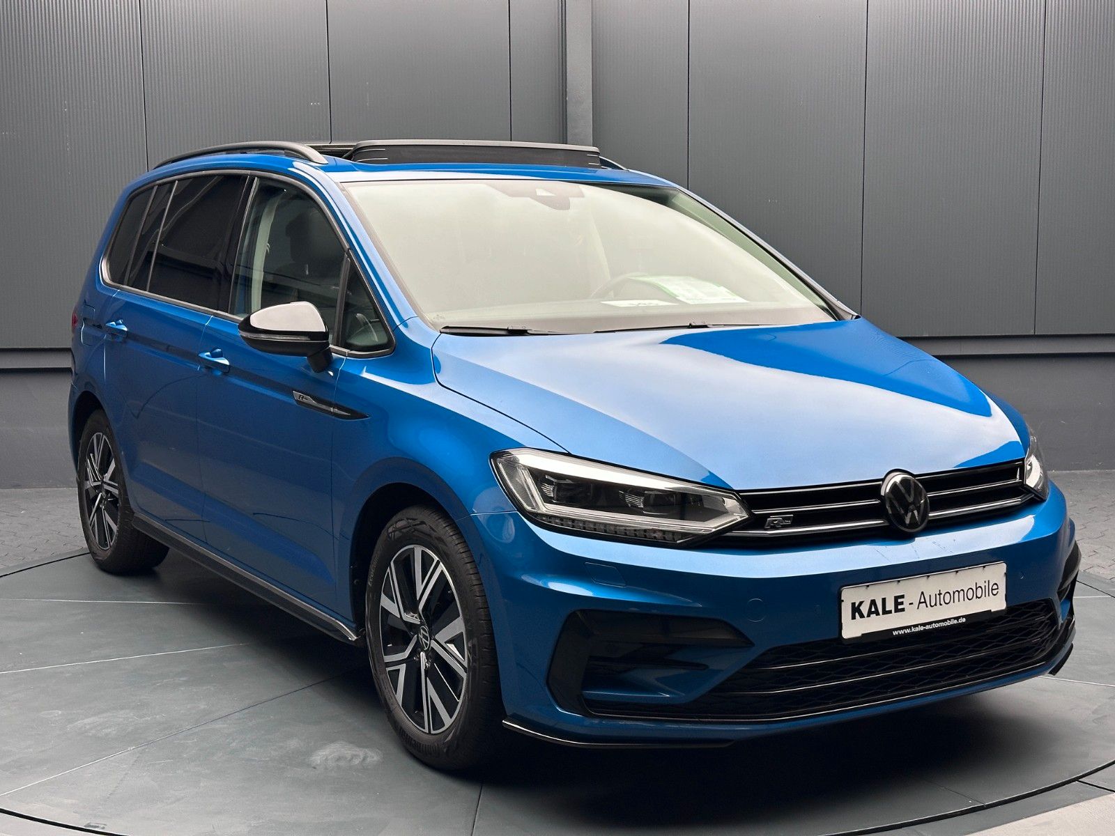 Volkswagen Touran 2023 г. Синий, пробег 59000 км