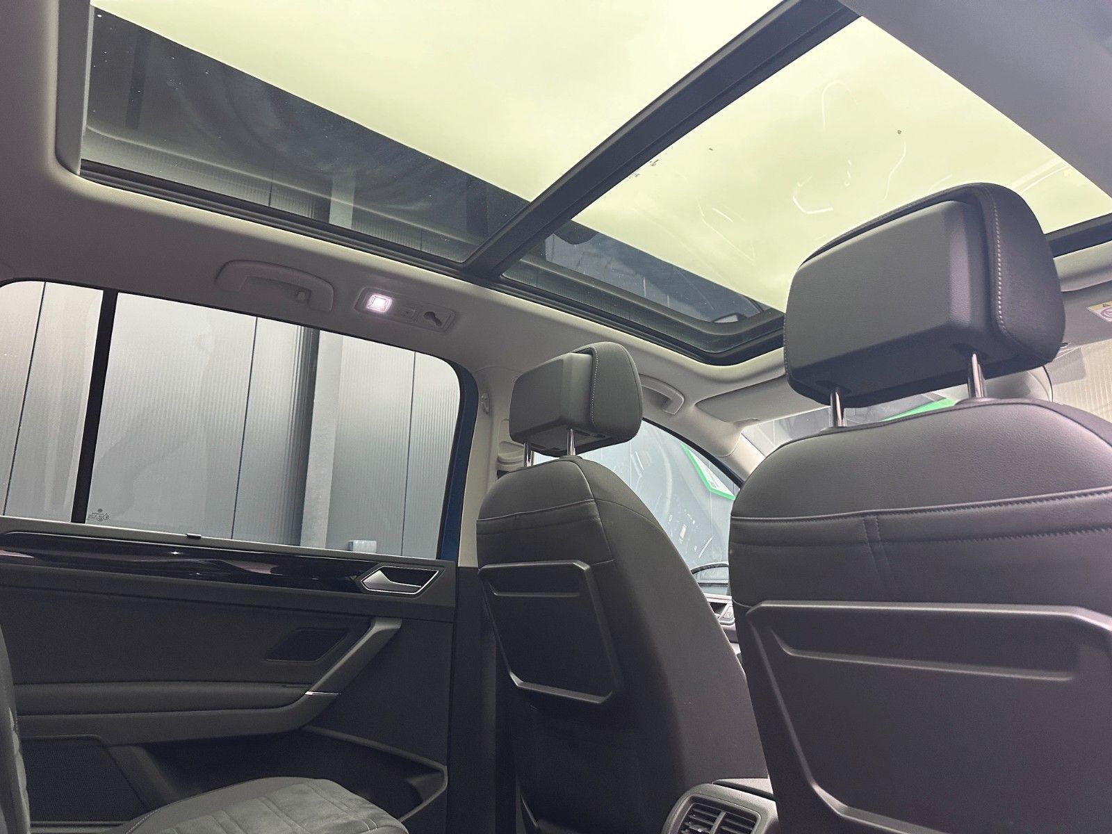 Volkswagen Touran 2023 г. Синий, пробег 59000 км
