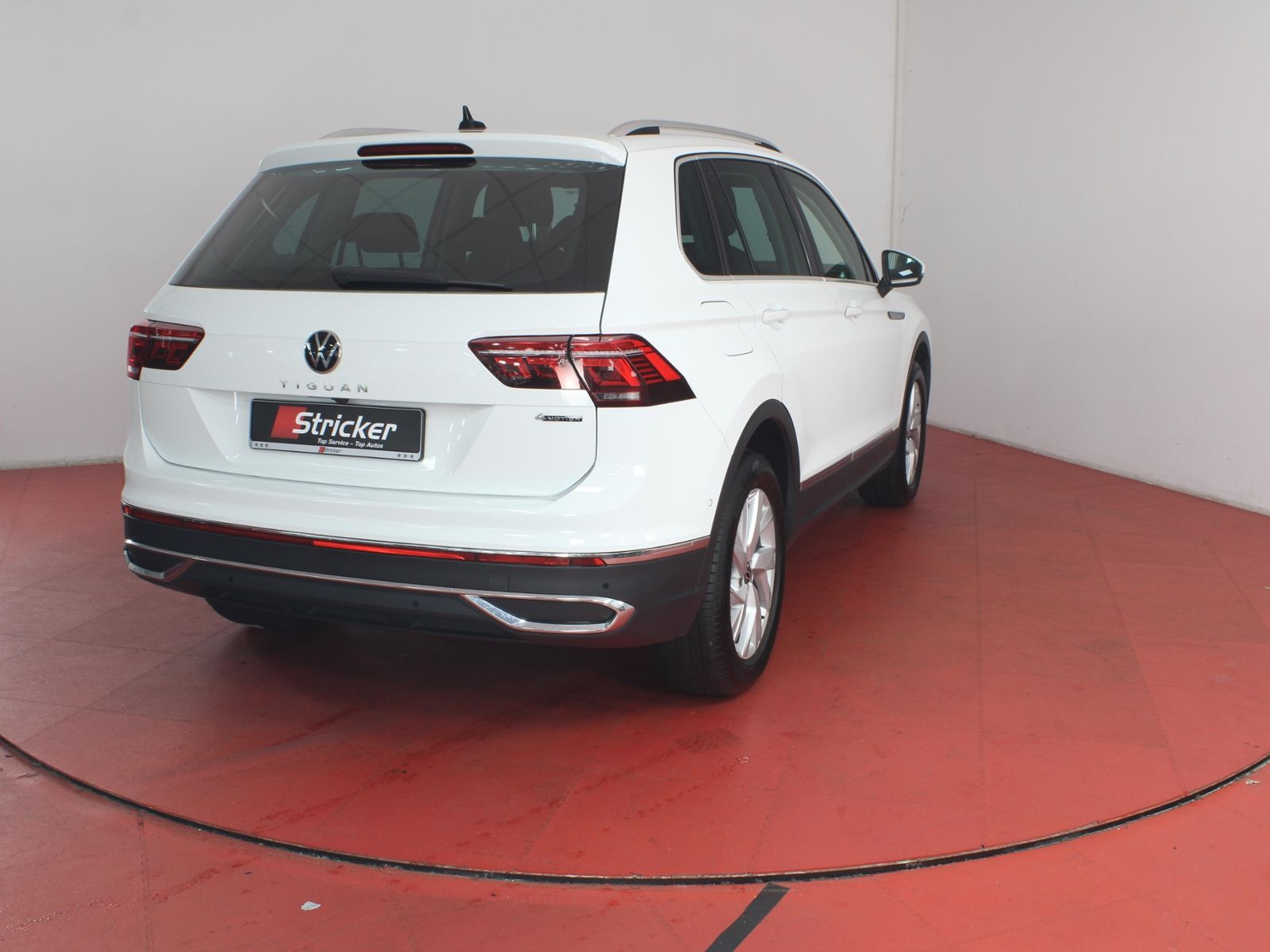 Volkswagen Tiguan 2023 г. Белый, пробег 51405 км