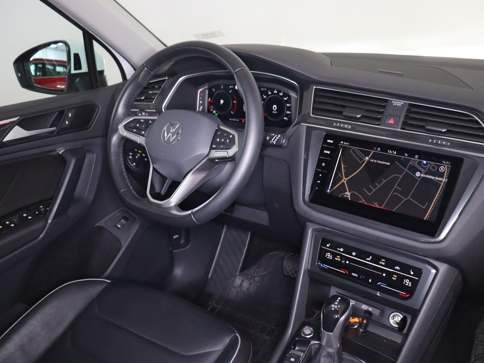 Volkswagen Tiguan 2023 г. Белый, пробег 51405 км