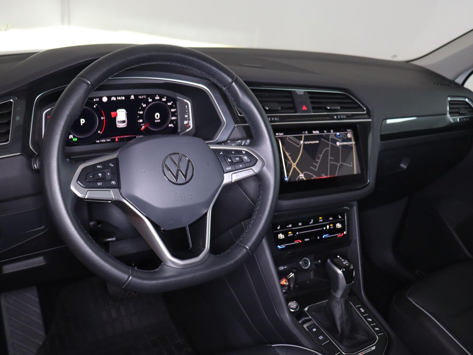 Volkswagen Tiguan 2023 г. Белый, пробег 51405 км