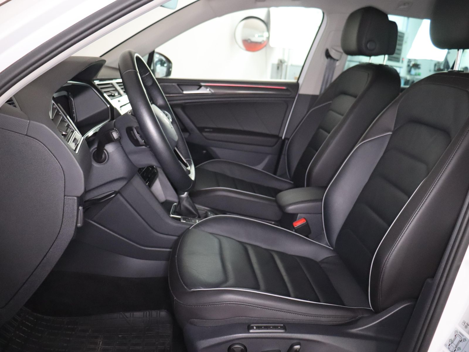 Volkswagen Tiguan 2023 г. Белый, пробег 51405 км