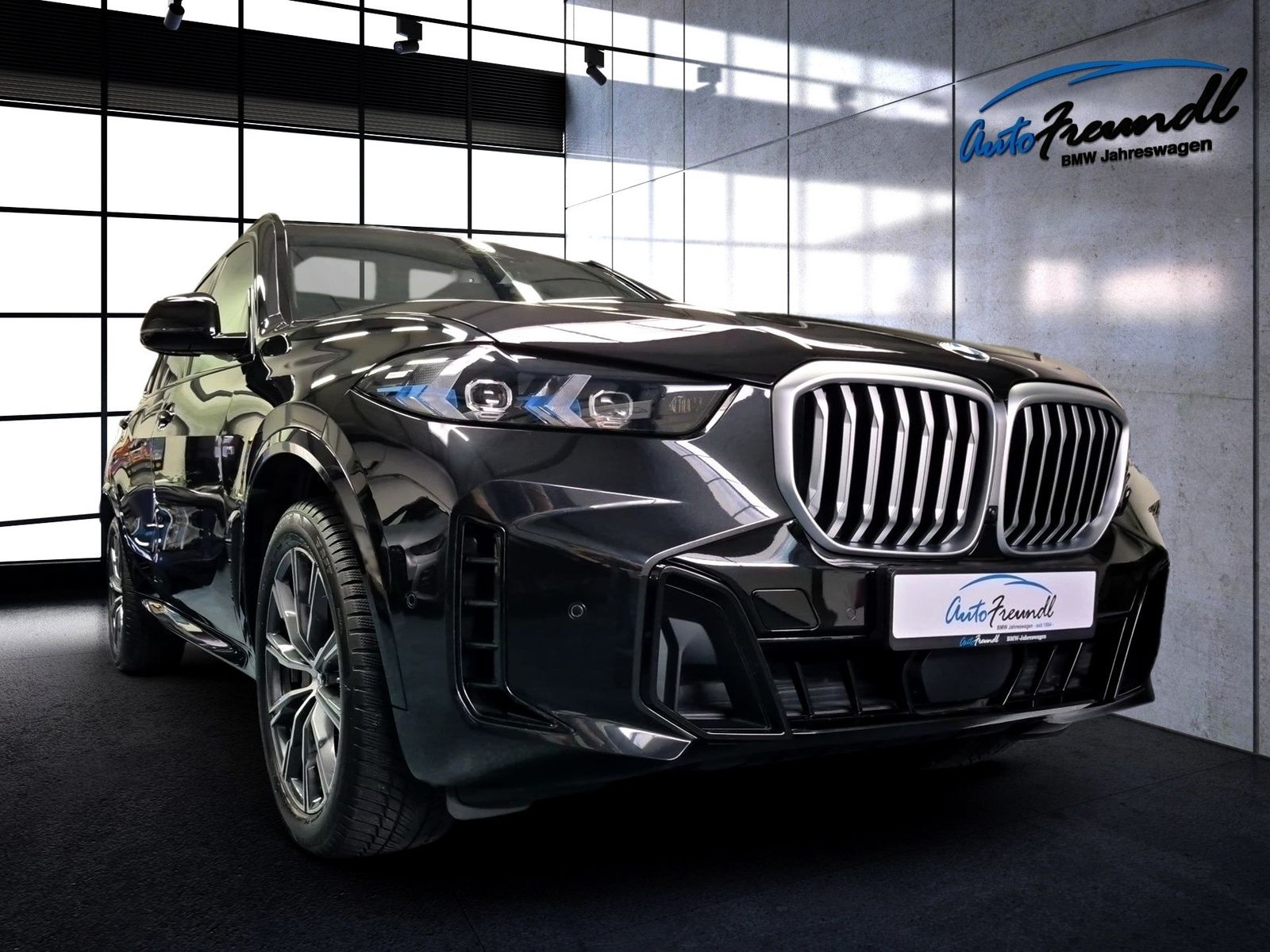 BMW X5 2025 г. Чёрный, пробег 22700 км
