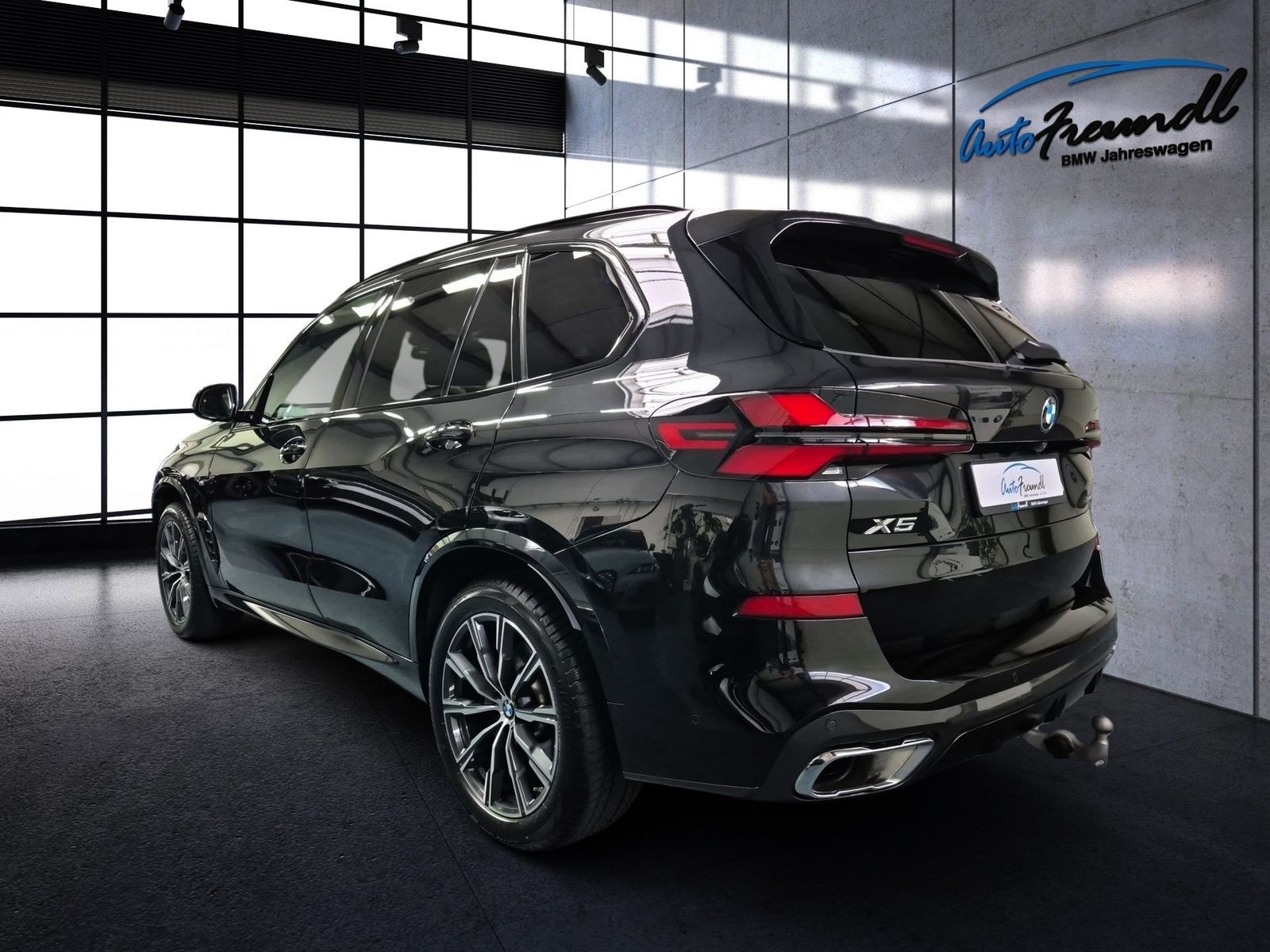 BMW X5 2025 г. Чёрный, пробег 22700 км