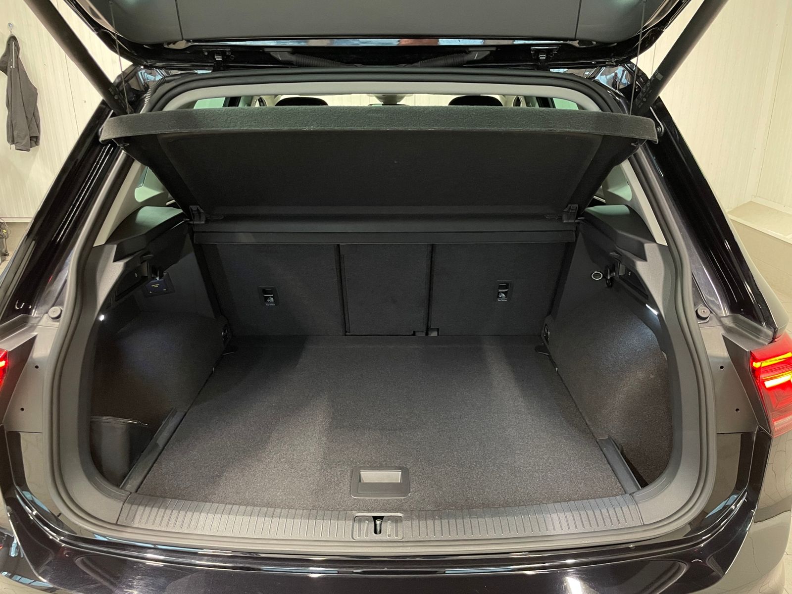 Volkswagen Tiguan 2023 г. Чёрный, пробег 53300 км