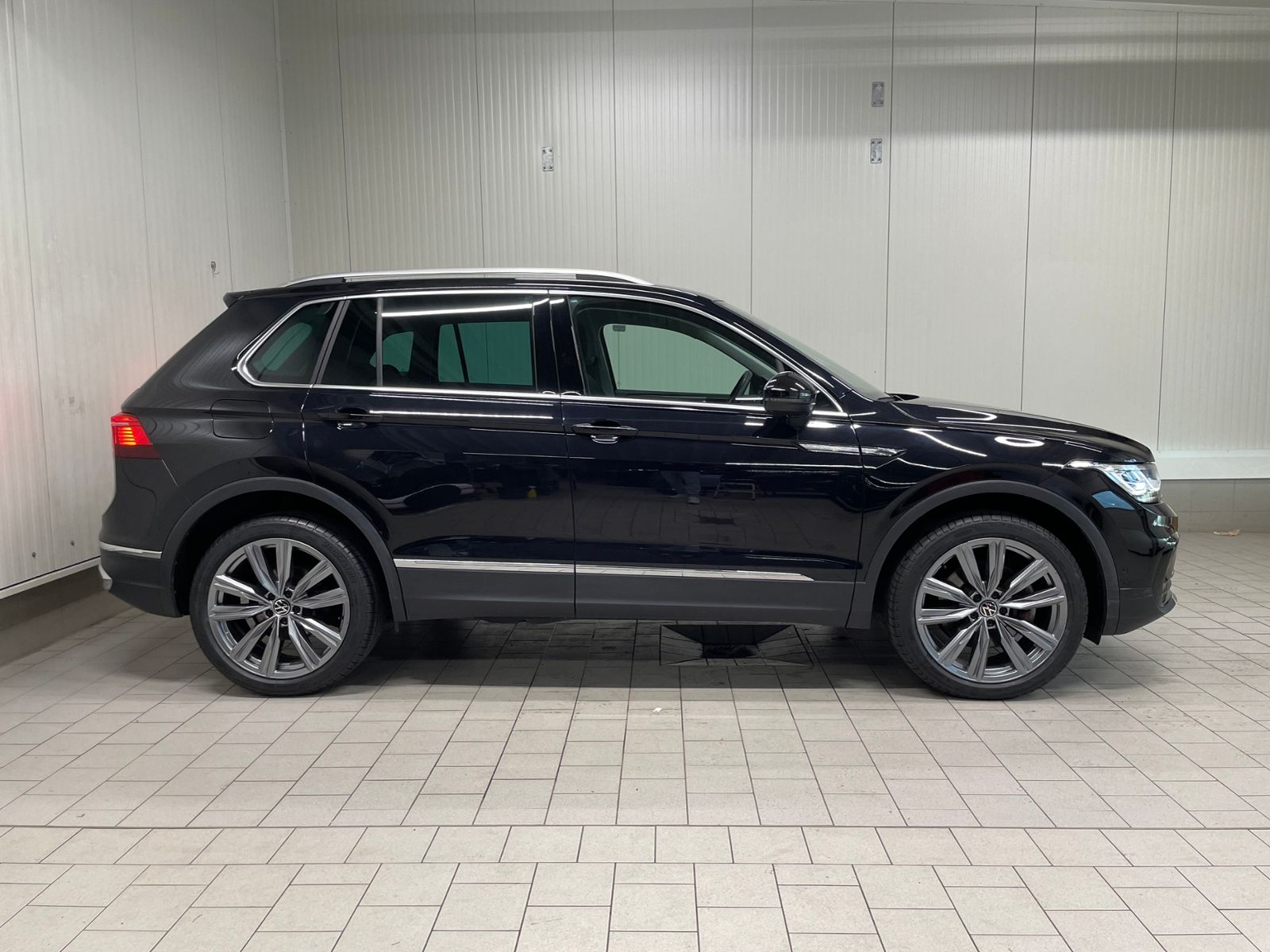 Volkswagen Tiguan 2023 г. Чёрный, пробег 53300 км