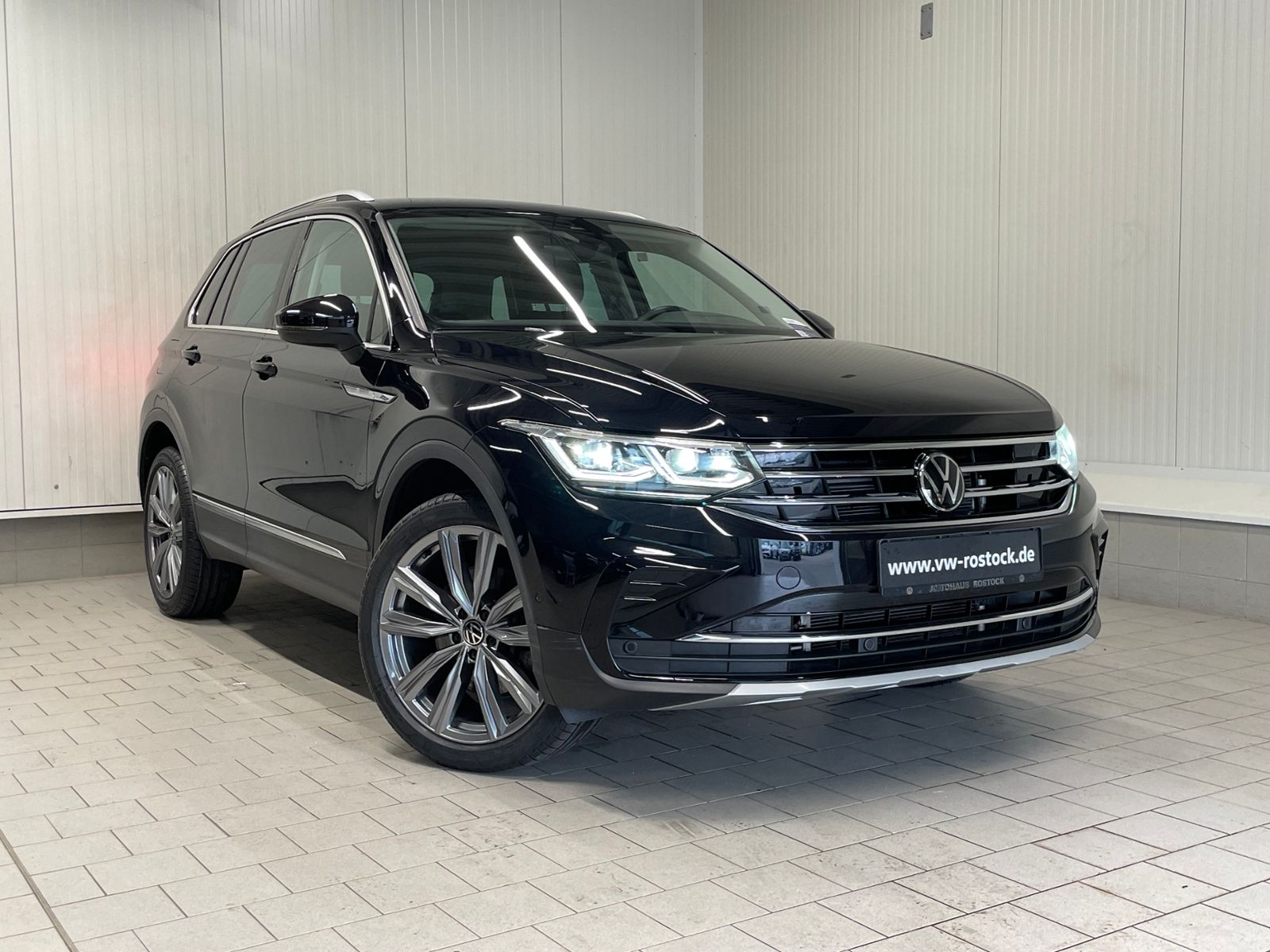 Volkswagen Tiguan 2023 г. Чёрный, пробег 53300 км