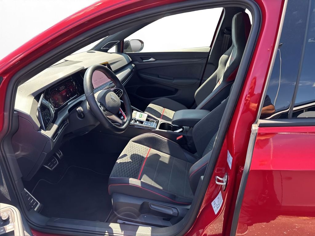 Volkswagen Golf 2023 г. Красный, пробег 44450 км