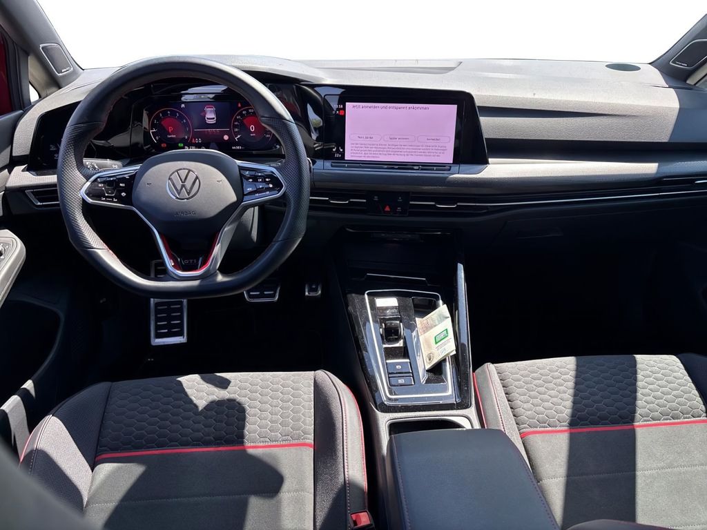 Volkswagen Golf 2023 г. Красный, пробег 44450 км