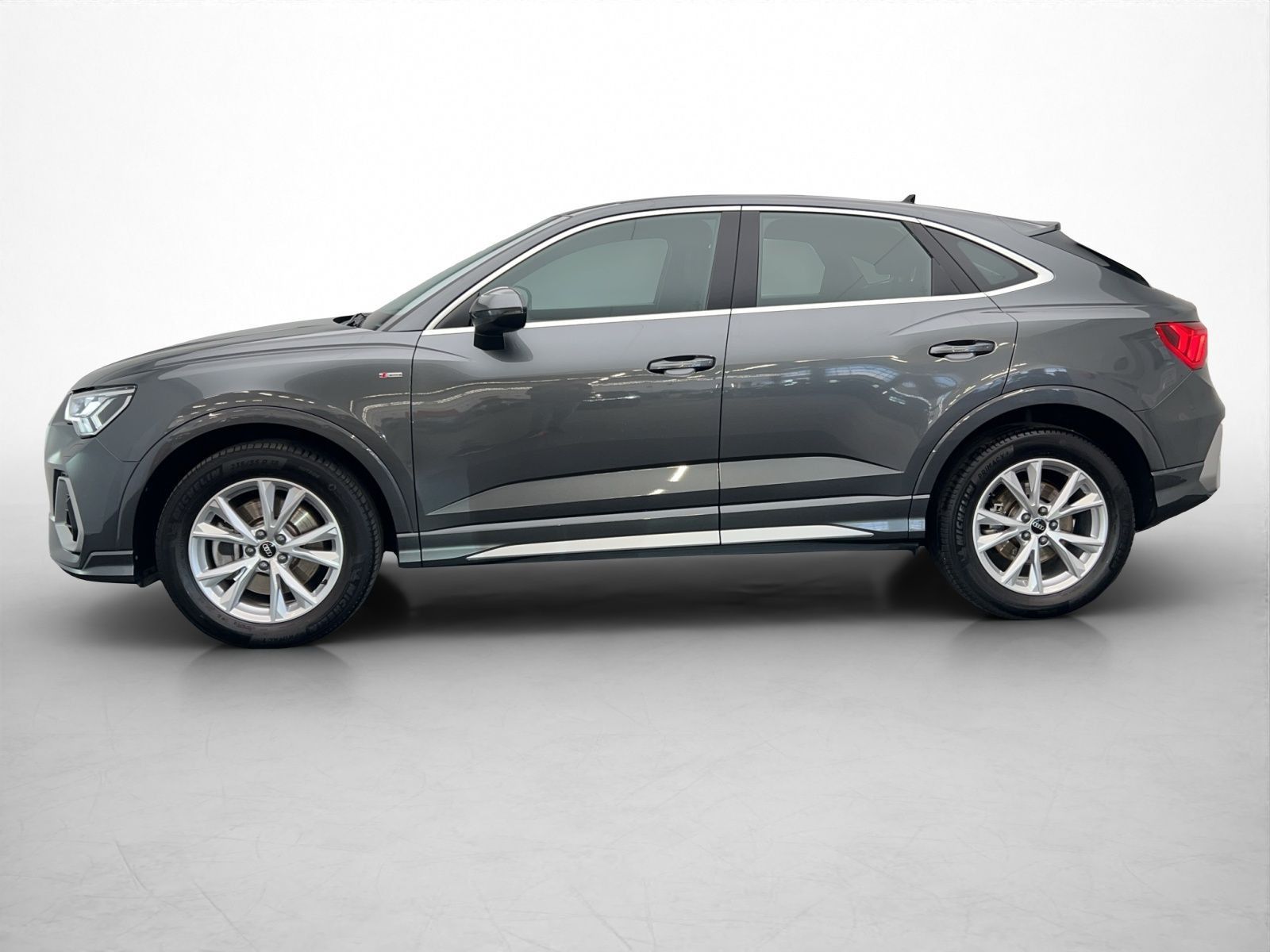 Audi Q3 2023 г. Серый, пробег 36829 км