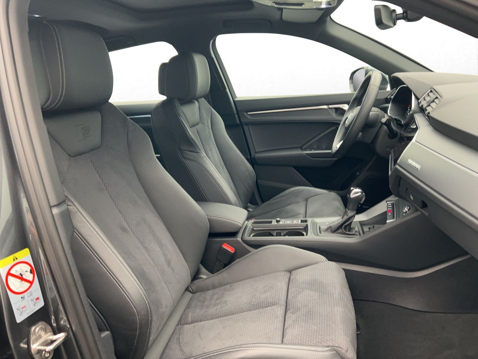 Audi Q3 2023 г. Серый, пробег 36829 км