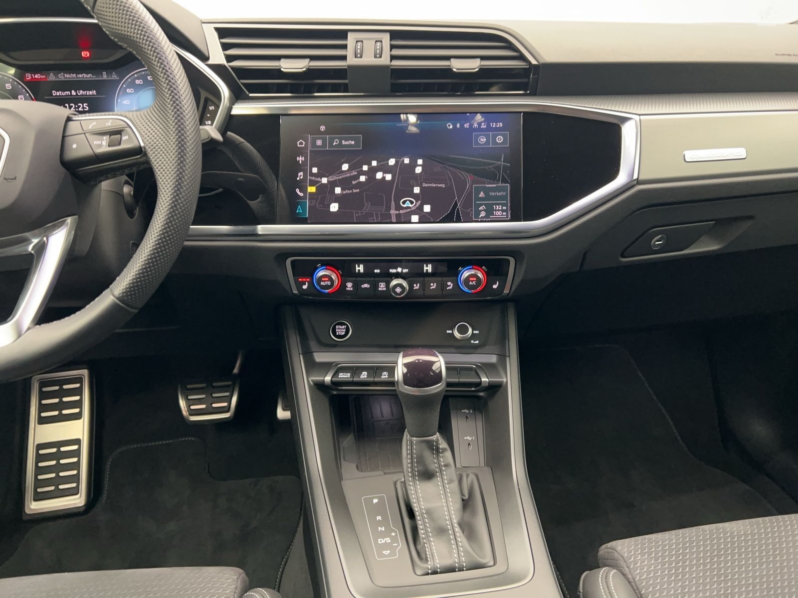 Audi Q3 2023 г. Серый, пробег 36829 км