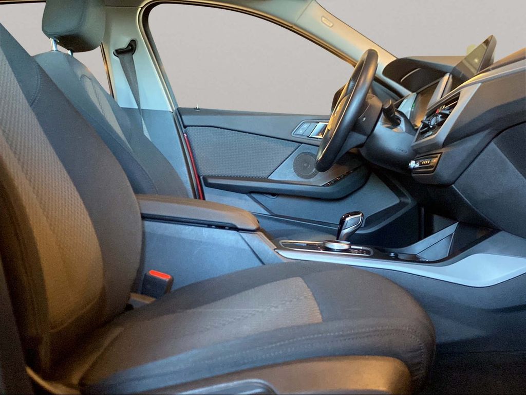 BMW 118 2023 г. Красный, пробег 43513 км