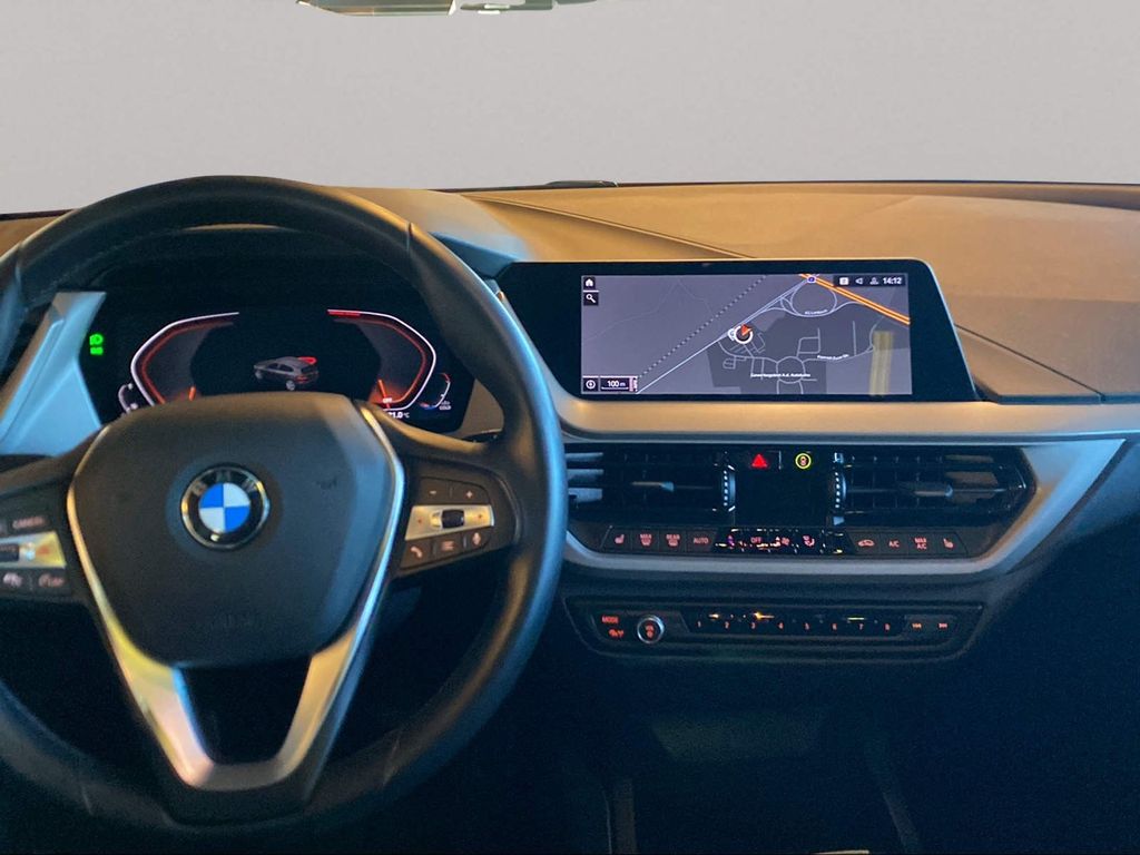 BMW 118 2023 г. Красный, пробег 43513 км