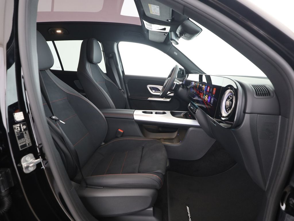 Mercedes-Benz GLB 220 2026 г. Чёрный, пробег 9900 км