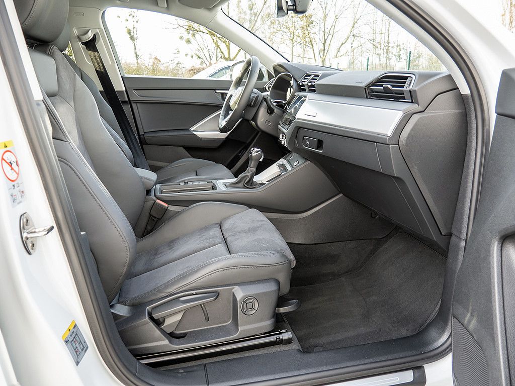 Audi Q3 2025 г. Белый, пробег 4987 км