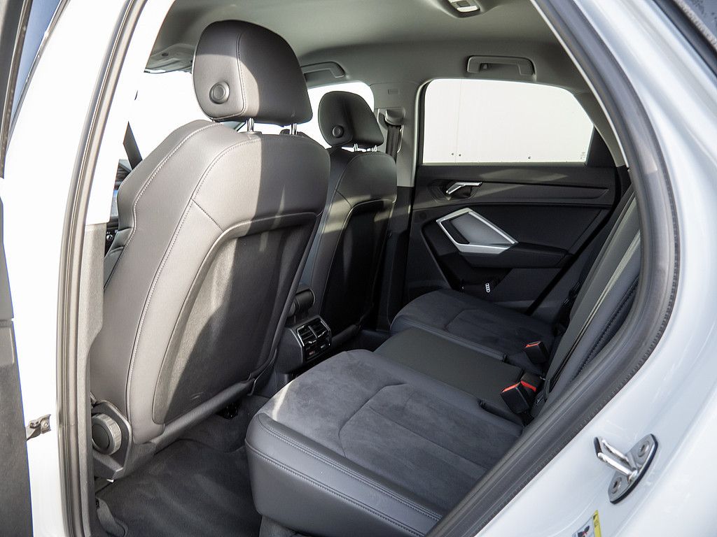 Audi Q3 2025 г. Белый, пробег 4987 км