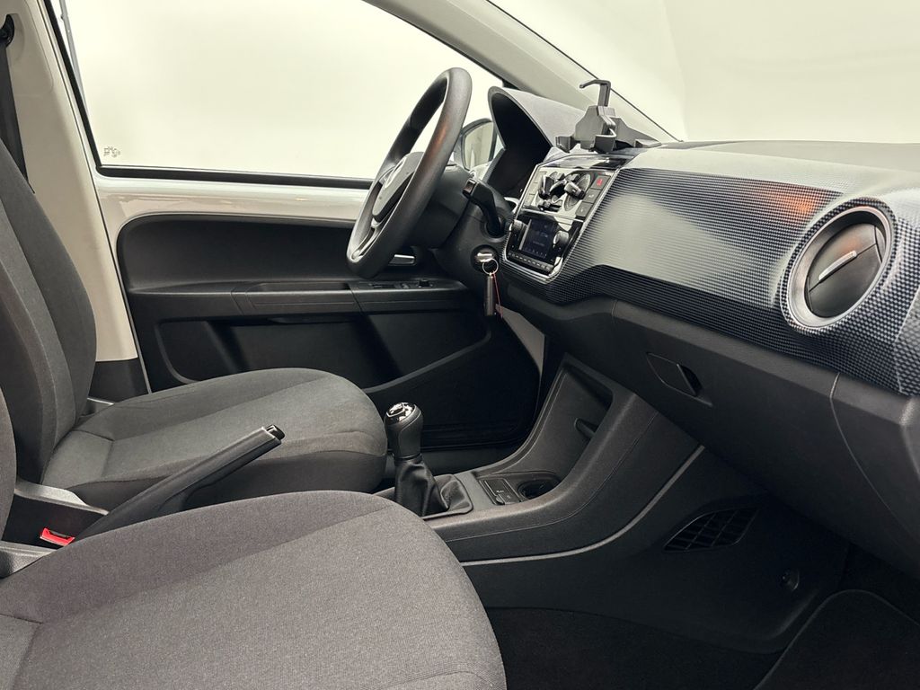 Volkswagen up! 2023 г. Белый, пробег 39324 км