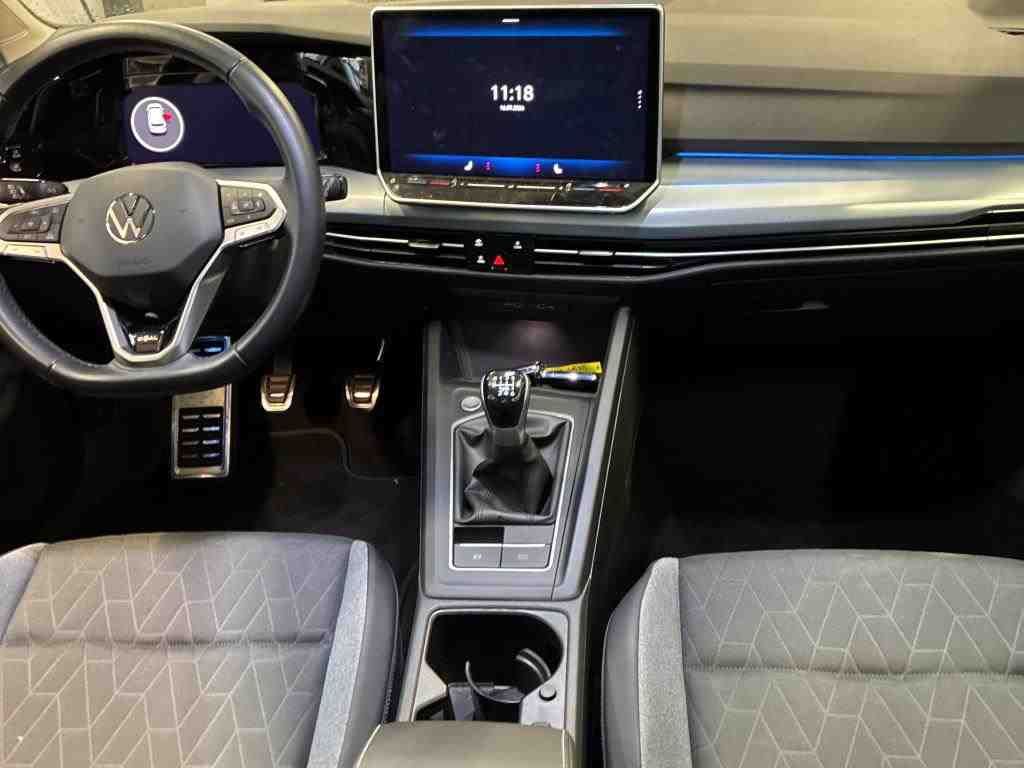 Volkswagen Golf 2024 г. Серый, пробег 29800 км
